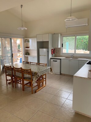 Private kitchen - Peach Tree Villa with Private pool and stunning views (Neo Chorio)