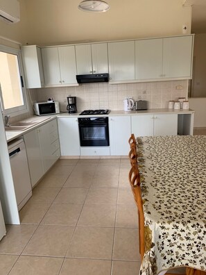 Private kitchen - Peach Tree Villa with Private pool and stunning views (Neo Chorio)