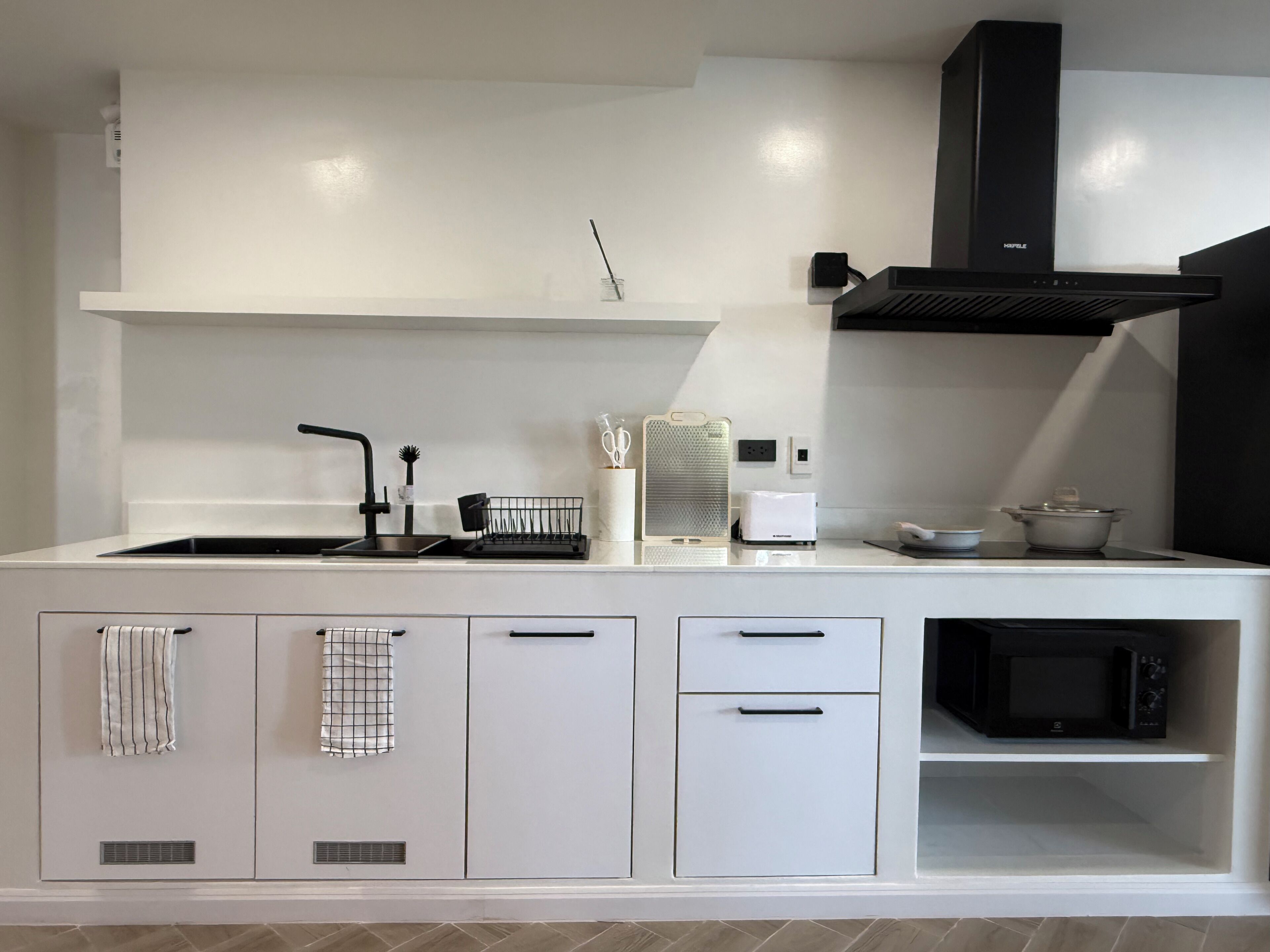 Familiekamer | Privékitchenette | Een microgolfoven, een waterkoker, schoonmaakproducten, een eettafel