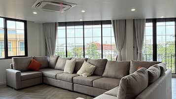 Familiekamer | Woonruimte | Een 32-inch flatscreentelevisie met kabelzenders en Netflix