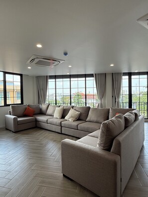 Family Premium | Living area | 32-inch flat-screen TV with cable channels, Netflix, streaming services - Holmes Pranakorn (Bangkok)