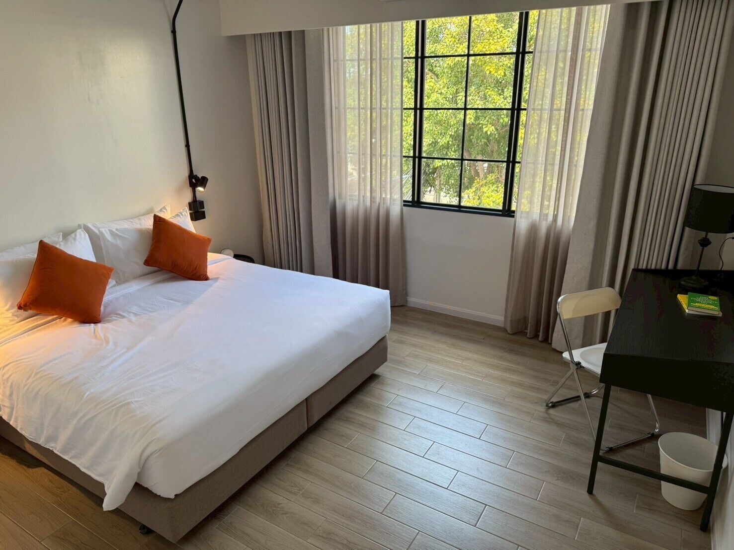 Family Deluxe | セーフティボックス (室内)、遮光カーテン、WiFi (無料)、ベッドシーツ