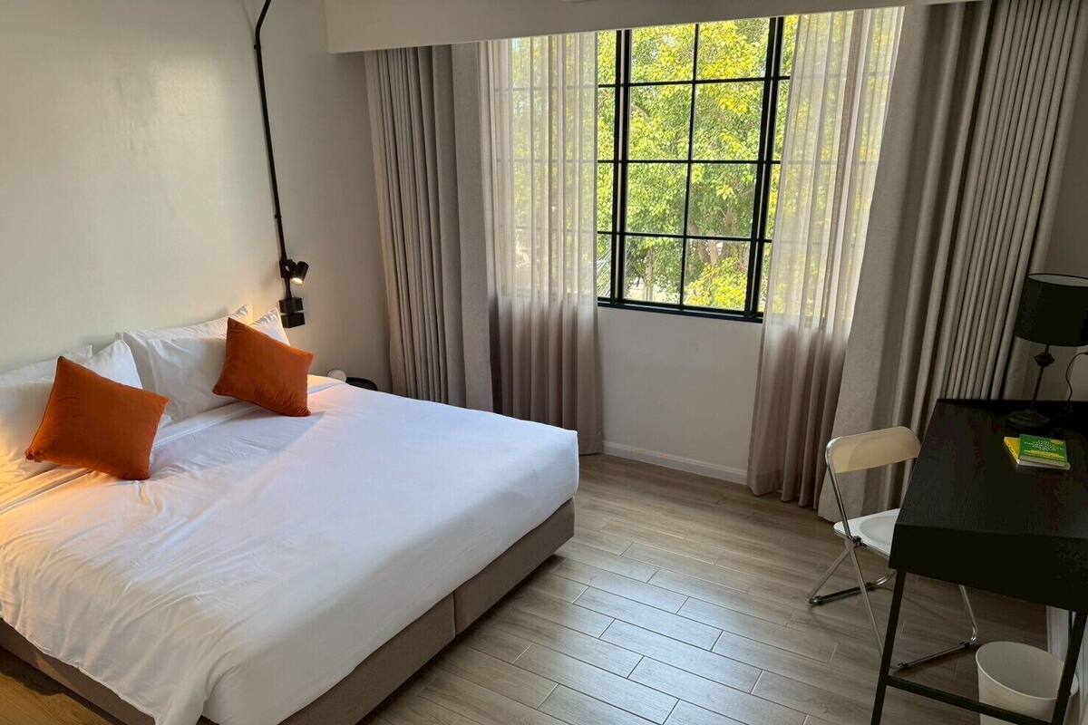 Family Deluxe | セーフティボックス (室内)、遮光カーテン、WiFi (無料)、ベッドシーツ