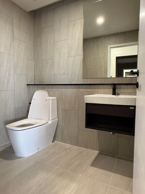 Family Premium | Kamar mandi | Shower, perlengkapan mandi gratis, pengering rambut, dan kloset