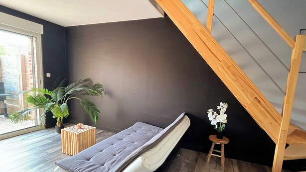 A modern bedroom with a bed, a potted plant, and a staircase. - Whole House (Wittes)