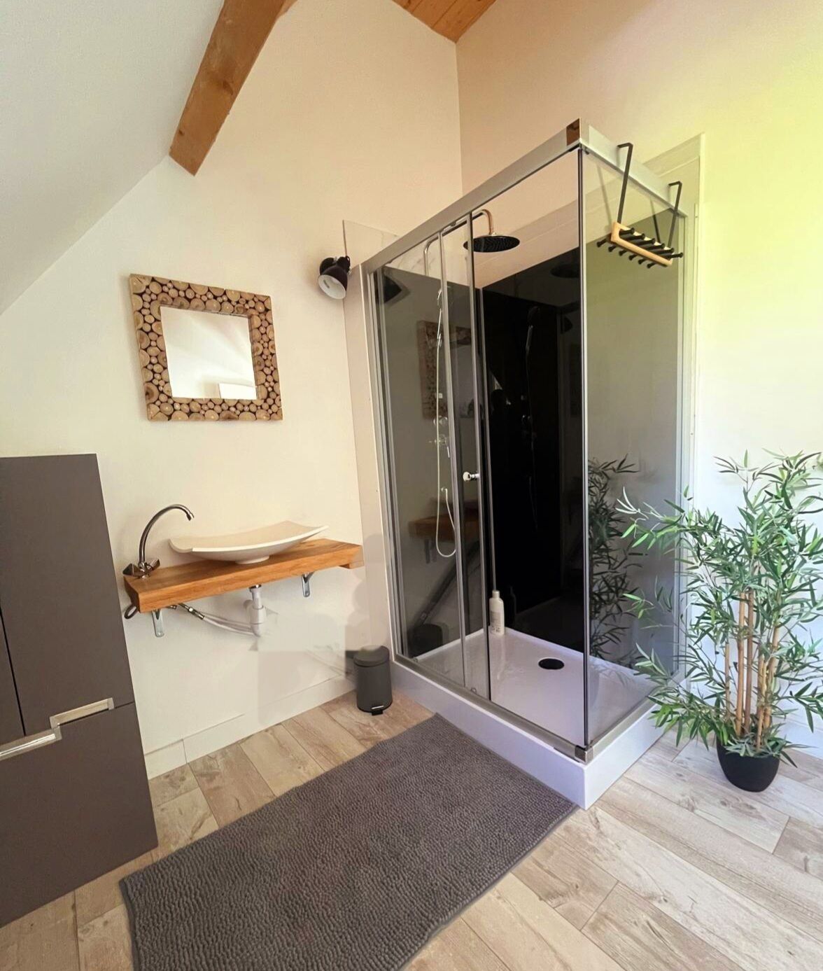 Een douche, handdoeken, zeep, toiletpapier