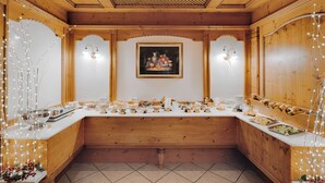 Un'area buffet con diversi cibi e un quadro appeso al muro.