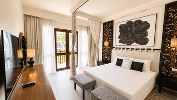 Suite | In-room safe, desk