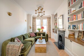 TV - Tennyson House, by Veeve (London)