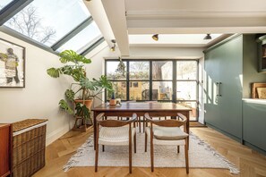 Interior - Tennyson House, by Veeve (London)