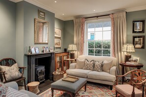 TV - Tonsleys Family Retreat, by Veeve (London)