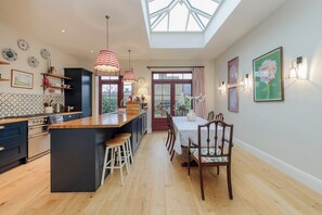 Fridge, microwave, dishwasher, toaster - Tonsleys Family Retreat, by Veeve (London)