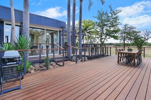 Outdoor dining - Ebden Lake House - Stylish two bedroom apartment right on Lake Hume (Ebden)