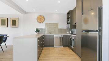 Micro-ondes, four, plaque de cuisson, lave-vaisselle