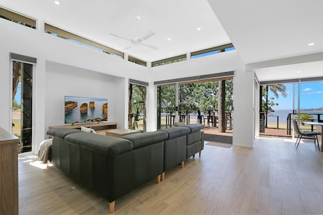 TV. Ebden Lake House - Stylish two bedroom apartment right on Lake Hume