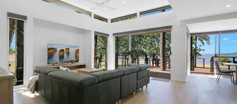 Ebden Lake House - Stylish two bedroom apartment right on Lake Hume