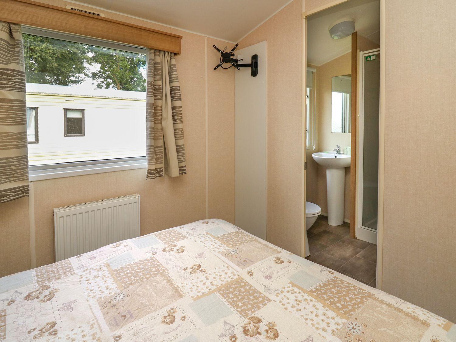 2 bedrooms, individually decorated, individually furnished, free WiFi