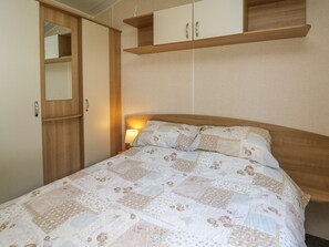 2 bedrooms, individually decorated, individually furnished, free WiFi - Caravan 3 at Blackmoor Farm Near Tenby (Narberth)
