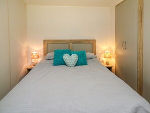 2 bedrooms, individually decorated, individually furnished, free WiFi - Caravan 6 at Blackmoor Farm Near Tenby (Narberth)