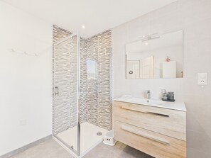 Shower, hair dryer - 600m from the beach – House 6 adults and 1 child (Arzon)