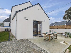 Outdoor dining - 600m from the beach – House 6 adults and 1 child (Arzon)