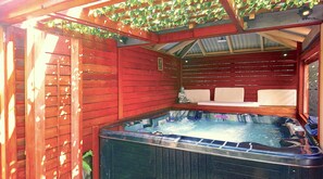 House, 3 Bedrooms, Hot Tub, Garden View | Indoor spa tub