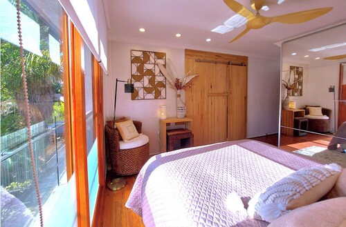 Charming Retreat! at Famous Palm Beach! Outdoor Spa Till 8! Walk to Ocean Beach!