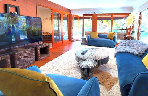 Charming Retreat! at Famous Palm Beach! Outdoor Spa Till 8! Walk to Ocean Beach!