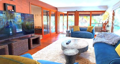 Charming Retreat! at Famous Palm Beach! Outdoor Spa Till 8! Walk to Ocean Beach!