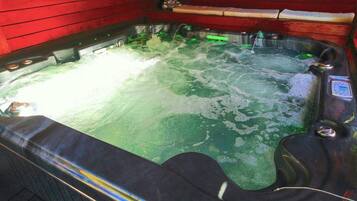 House, 3 Bedrooms, Hot Tub, Garden View | Indoor spa tub