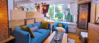 Charming Retreat! at Famous Palm Beach! Outdoor Spa Till 8! Walk to Ocean Beach!