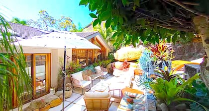 Charming Retreat! at Famous Palm Beach! Outdoor Spa Till 8! Walk to Ocean Beach!