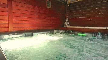 House, 3 Bedrooms, Hot Tub, Garden View | Spa