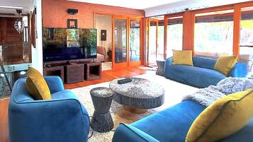 House, 3 Bedrooms, Hot Tub, Garden View | Living room