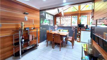 Casa, 3 habitaciones, bañera de hidromasaje, vistas al jardín | Restauración