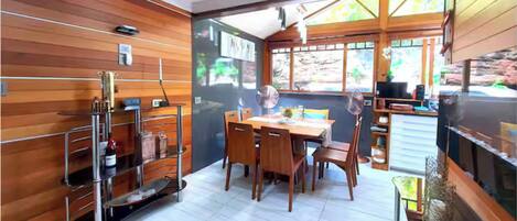 Hus - 3 soveværelser - boblebad - udsigt til have | Spiseområde