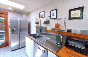 House, 3 Bedrooms, Hot Tub, Garden View | Interior - Charming Retreat! at Famous Palm Beach! Outdoor Spa Till 8! Walk to Ocean Beach! (Sydney)