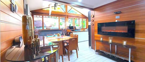 House, 3 Bedrooms, Hot Tub, Garden View | Dining