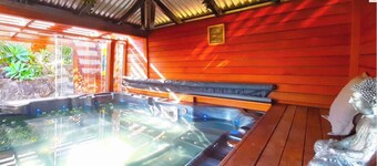 Charming Retreat! at Famous Palm Beach! Outdoor Spa Till 8! Walk to Ocean Beach!