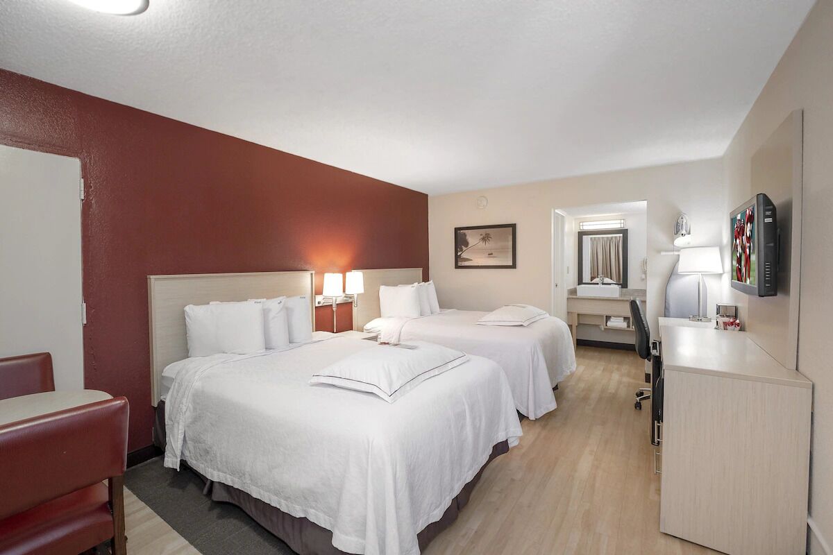 2 Rooms To Relax In A Comfortable Room W/ Pool Close To Naples Beach - Naples, FL