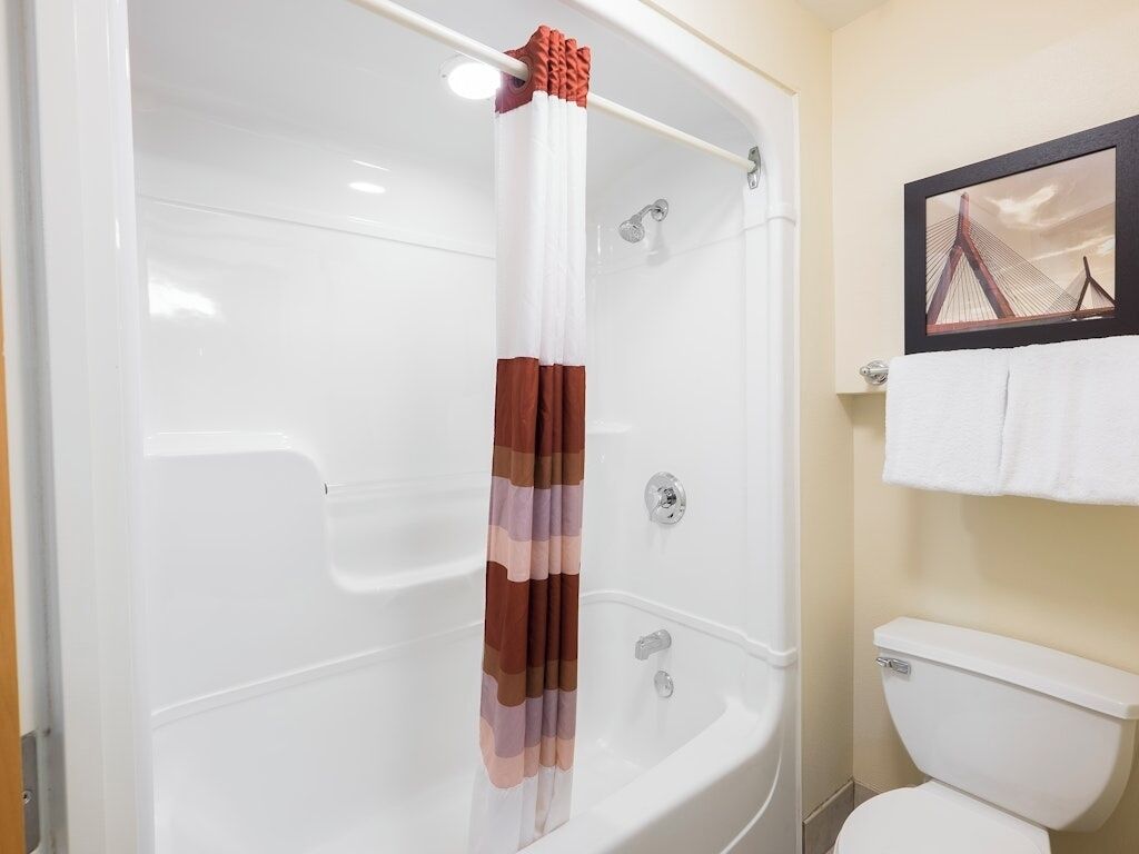 Relaxing Room W/ Modern Essentials Near Salem Dining, Shopping, & Attractions - Salem, MA