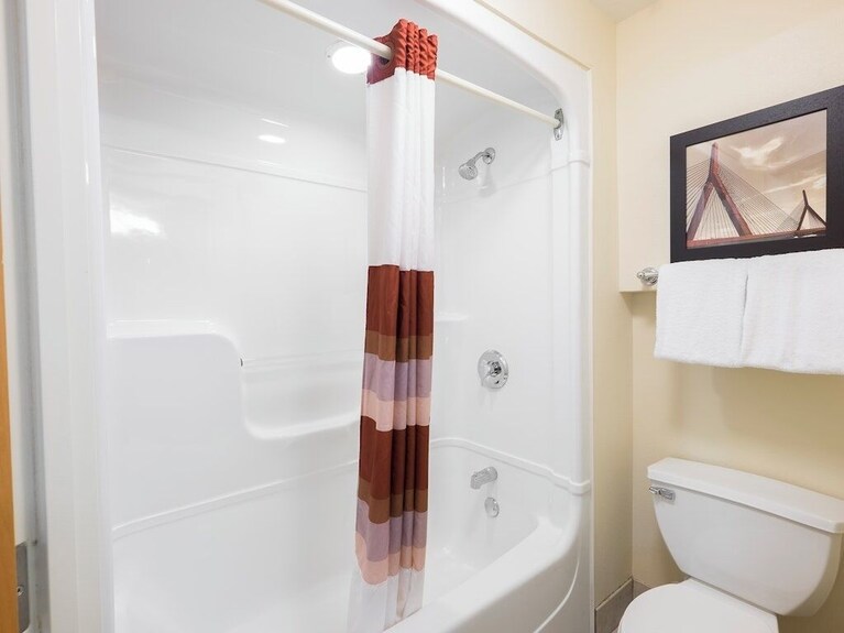 Relaxing Room W/ Modern Essentials Near Salem Dining, Shopping, & Attractions - Salem, MA