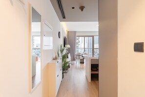 Interior - Free housekeeping visits during your stay - StayShort - Chic 1 Bedroom Haven Perfect for 2 in Dubai Marina (Dubai Marina)