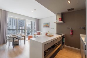 Fridge, microwave, oven, stovetop - Free housekeeping visits during your stay - StayShort - Chic 1 Bedroom Haven Perfect for 2 in Dubai Marina (Dubai Marina)