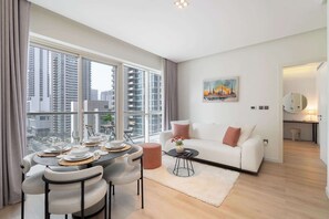 TV - Free housekeeping visits during your stay - StayShort - Chic 1 Bedroom Haven Perfect for 2 in Dubai Marina (Dubai Marina)