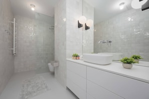 Dusche, Haartrockner, Handtücher, Shampoo