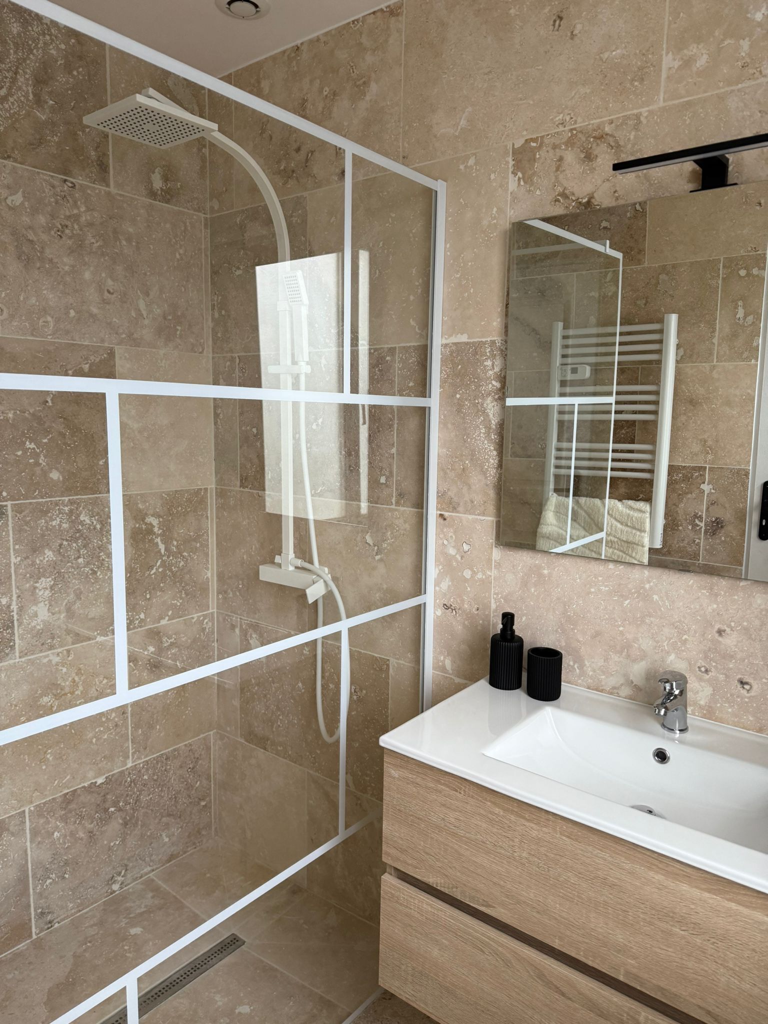 Serviettes fournies, papier toilette