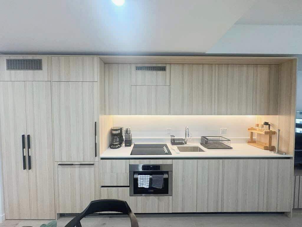 Réfrigérateur, micro-ondes, four, plaque de cuisson