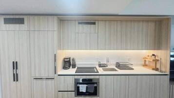 Réfrigérateur, micro-ondes, four, plaque de cuisson