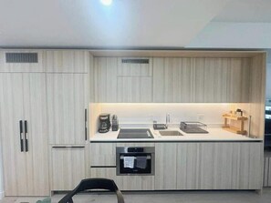 Réfrigérateur, micro-ondes, four, plaque de cuisson